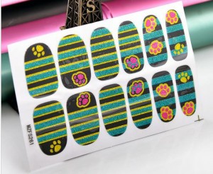 Nagelstickers gekleurd hondenpootjes